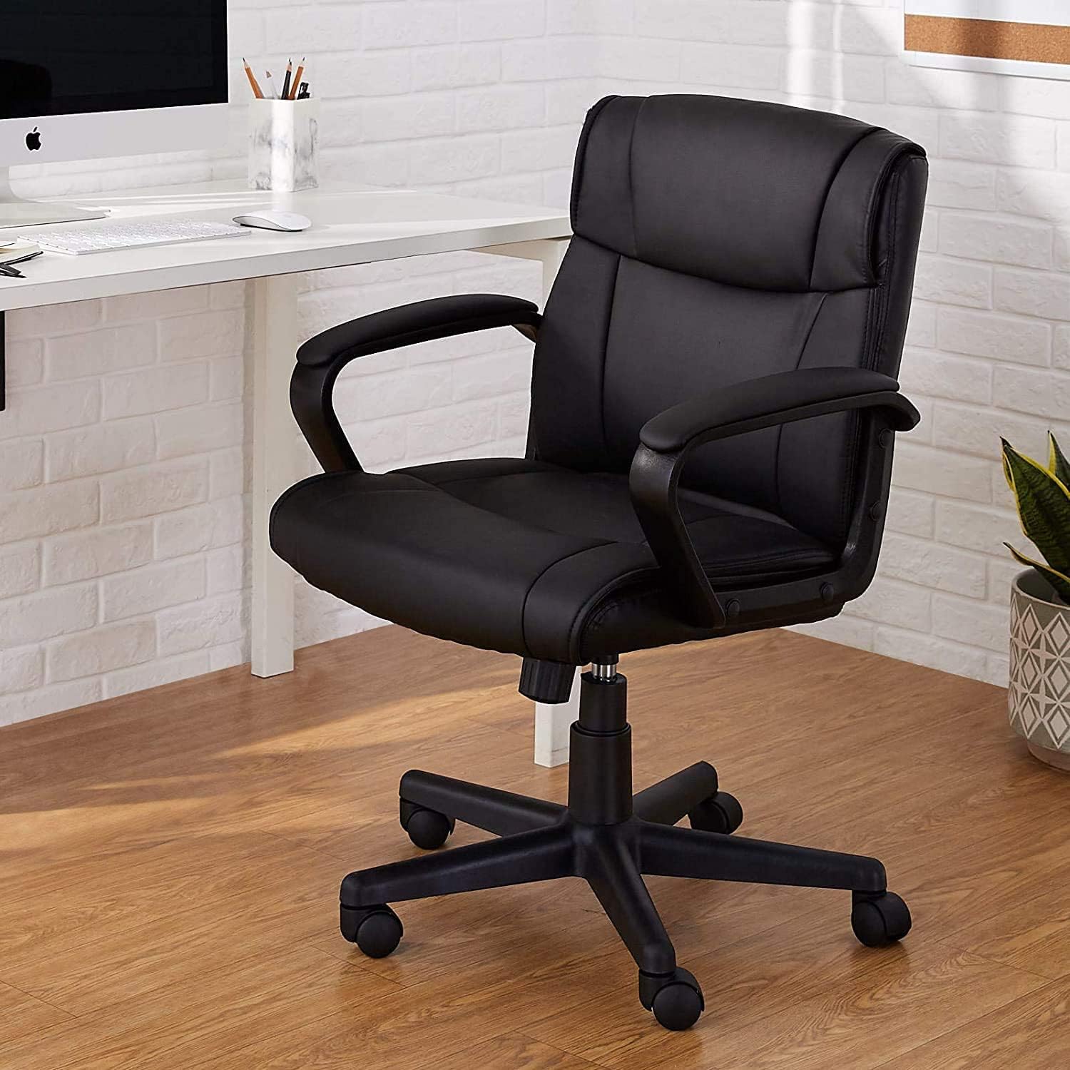 Amazon Basics Padded Office Desk Chair with Armrests, [...]